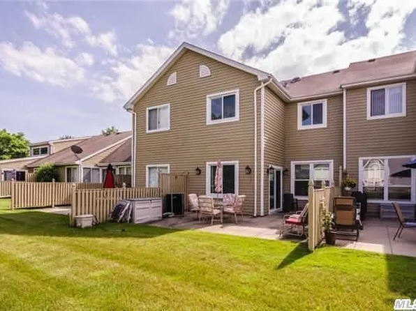 37 Eric Dr, Middle Island, NY 11953