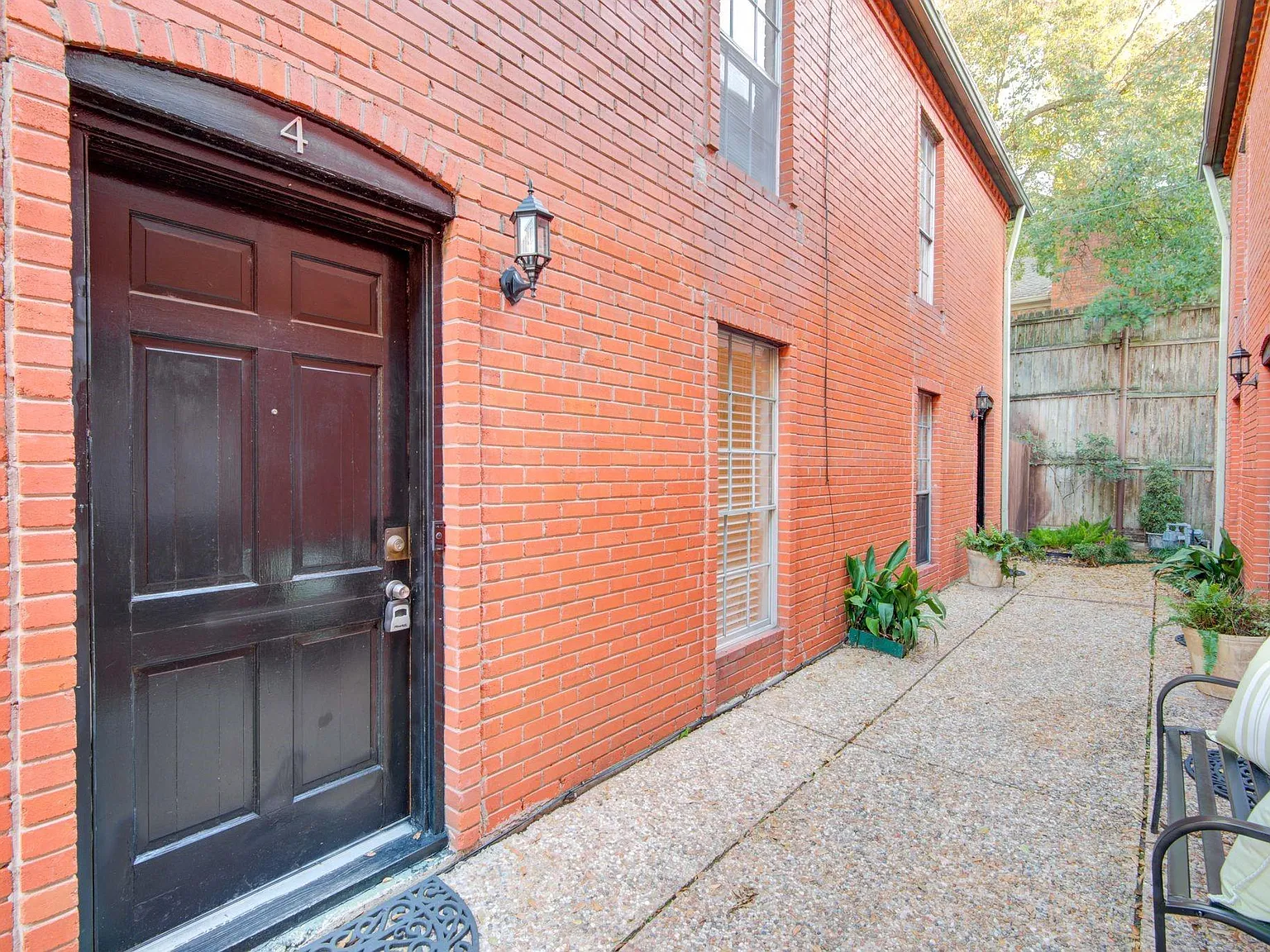 1 bed, 1.0 bath, 720 sqft, $1,200 — Photo 2
