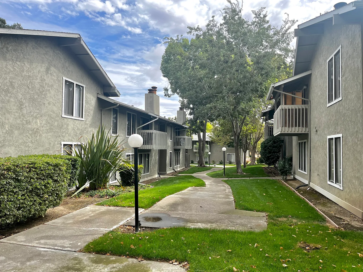 Pleasant Hill Gardens Apartment — Photo 2