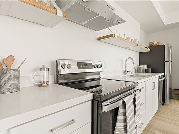 5th image of 636 N Juanita Ave #406