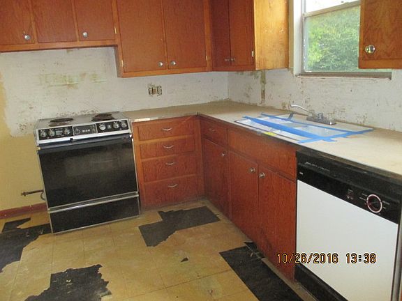 3rd image of 610 W Oklahoma Ave