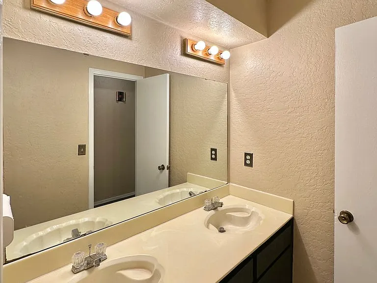 1103 NW Willow Pl — Photo 17