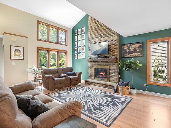 3rd image of 591 Roosevelt Ct