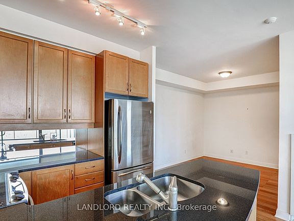 5th image of 18 Yorkville Ave #701