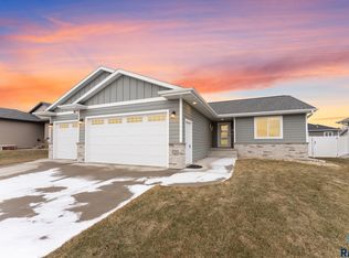 120 E Chapelwood Dr, Brandon, SD 57005