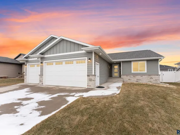 120 E Chapelwood Dr, Brandon, SD 57005