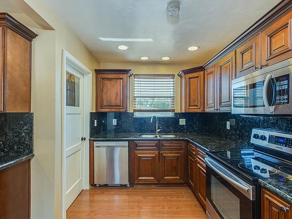 3rd image of 1543 W Glenrosa Ave