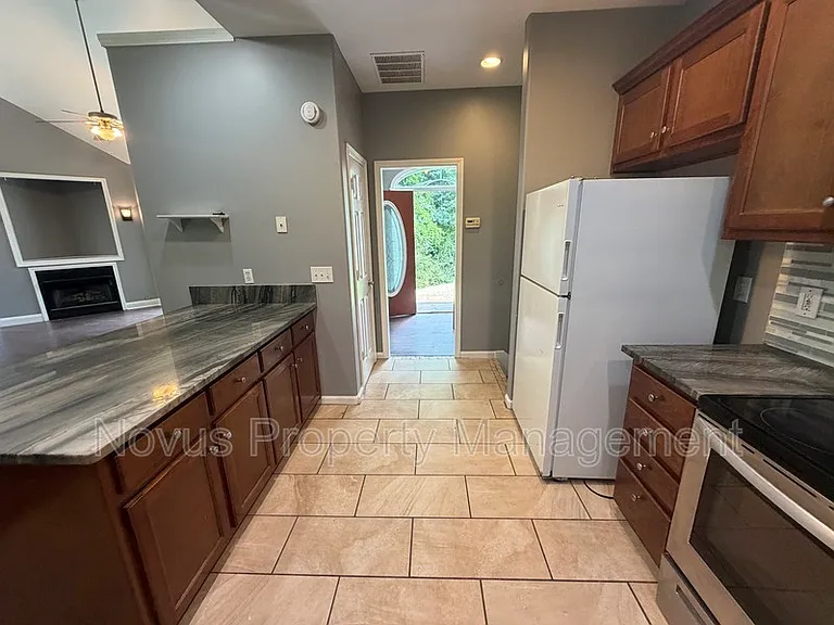 214 Farmington Trce — Photo 10