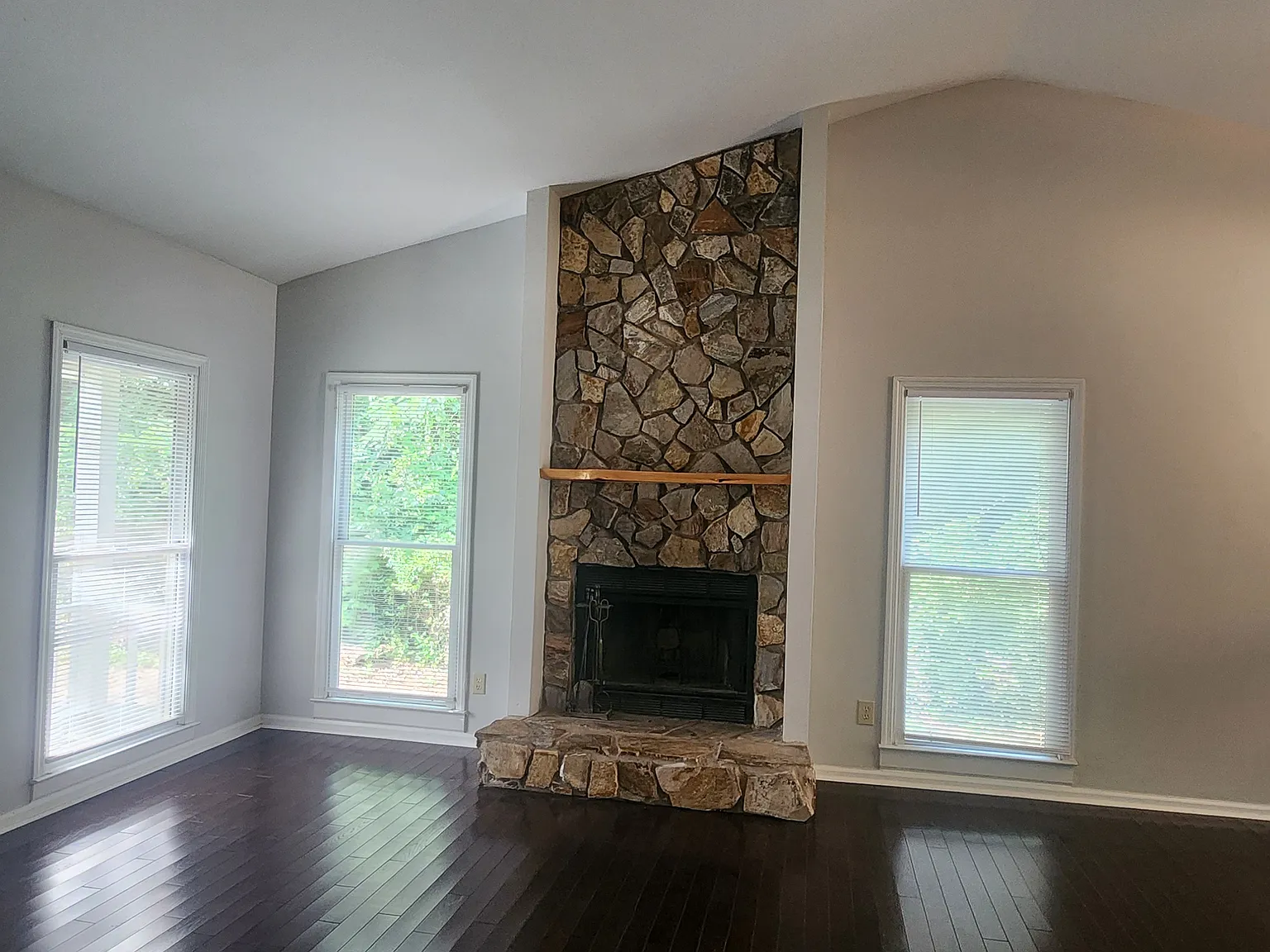 3 bed, 1368 sqft, $2,450 — Photo 4