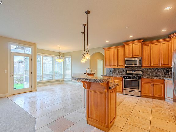 4th image of 735 NW 24th Ave