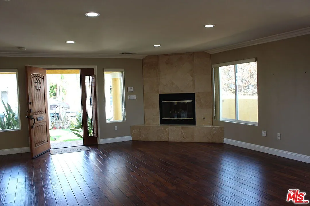 3 bed, 2.0 bath, 2222 sqft, $5,200 — Photo 4