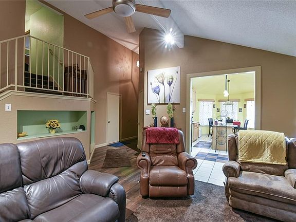 4th image of 652 Blueberry Hill Ln