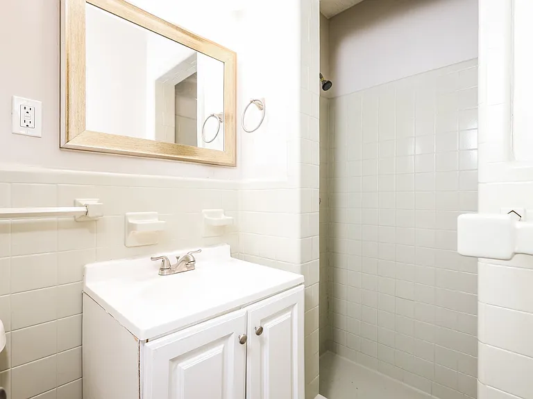 1484011_029_bathroom_13251646.jpg
