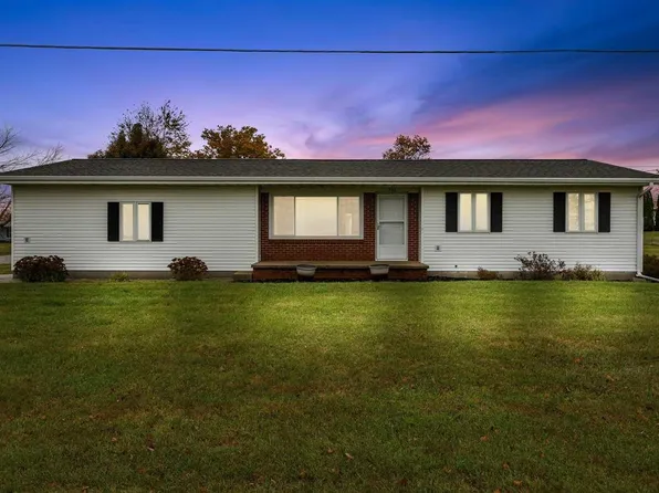210 3rd St W, Newhall, IA 52315