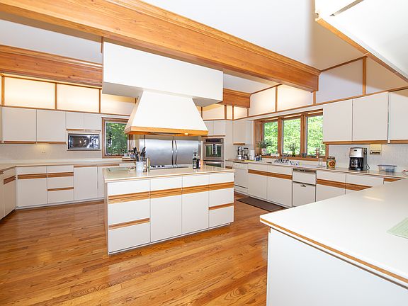 5th image of 14 Meadowood Dr