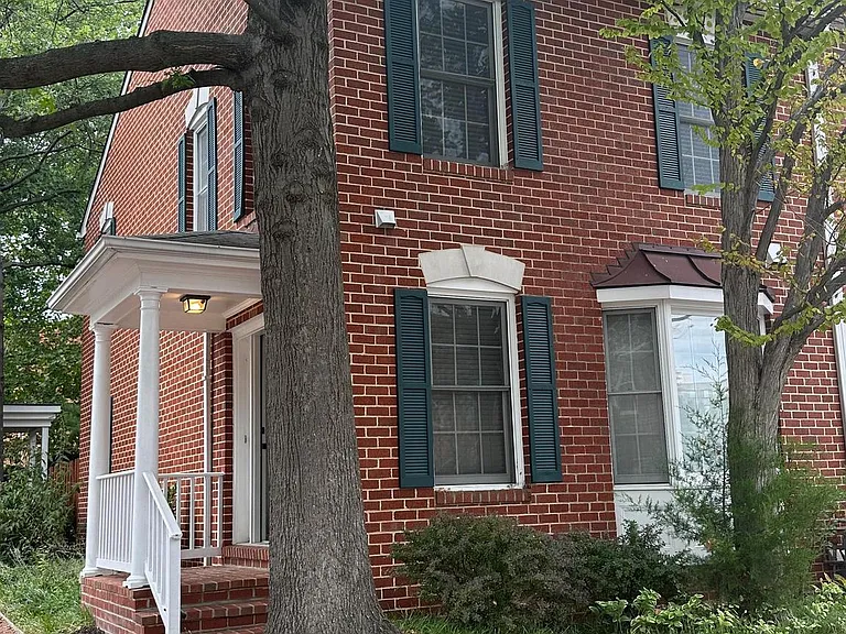 2120 N Tazewell Ct — Photo 2