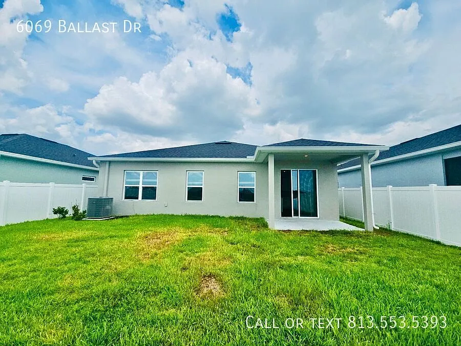 Beautiful 3-Bedroom Lakefront Home in Wimauma! — Photo 2