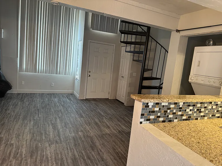 4240 N Longview Ave #2 — Photo 5