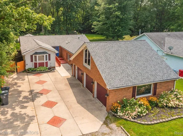 22410 Glenwood St, Clinton Township, MI 48035