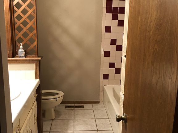 Full bathroom, front1
