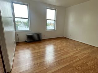 20-40 42nd St #3R, Astoria, NY 11105