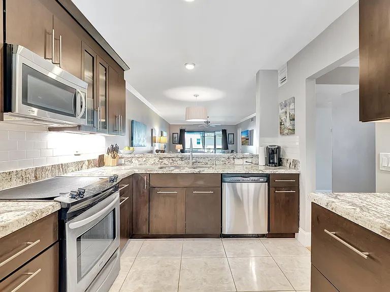 701 Avenue L — Photo 2