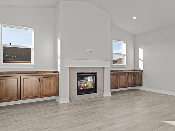 4th image of 1280 NE Henry Dr