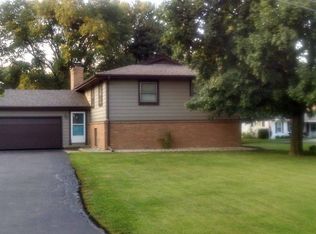 560 Meadow Ln, Dixon, IL 61021