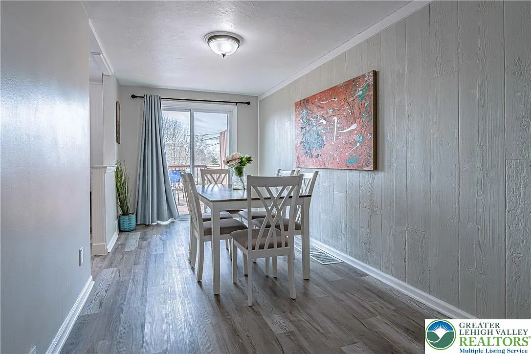 3 bed, 1.5 bath, 1321 sqft, $2,200 — Photo 4