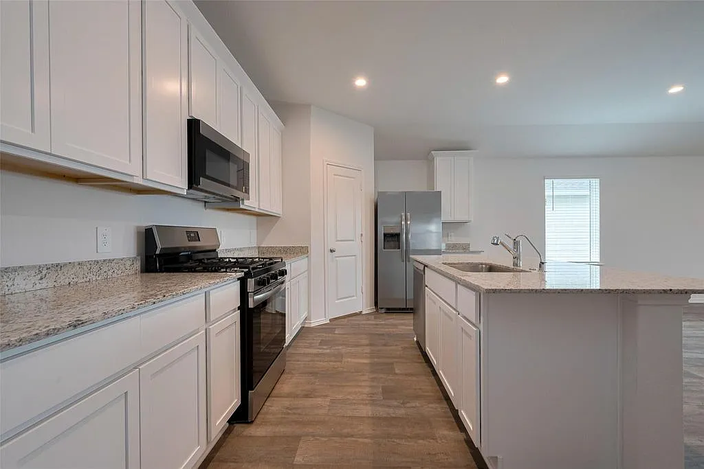 4 bed, 1797 sqft, $2,300 — Photo 2