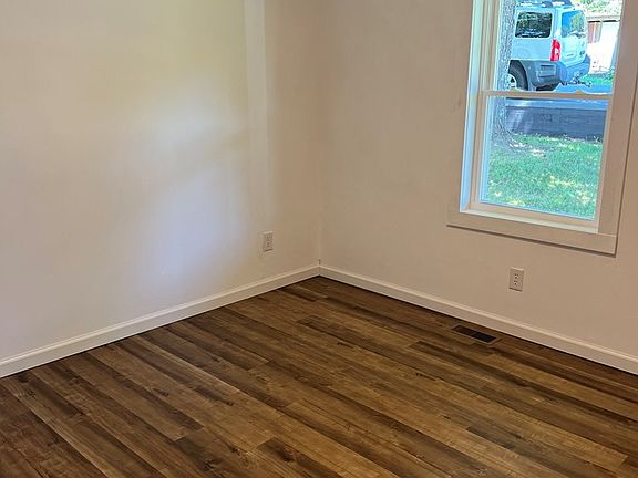5th image of 230 Hilltop Dr
