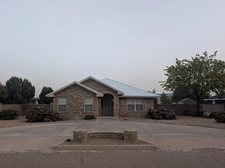 1328 Oakwood Cir — Photo 1