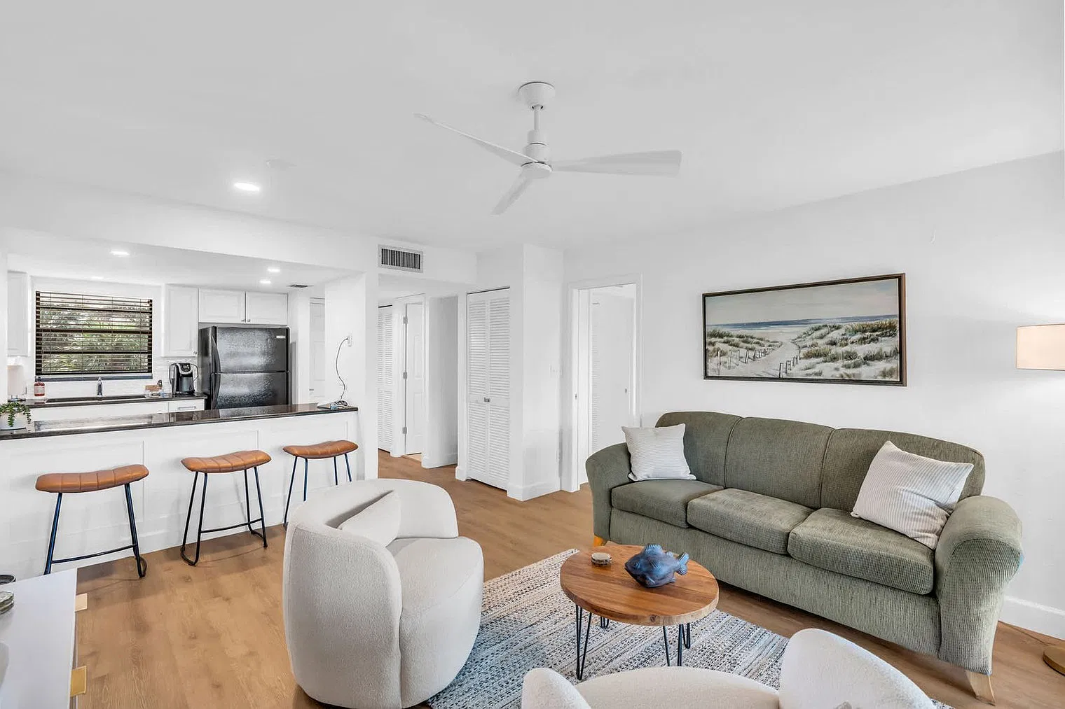 2 bed, 2.0 bath, 861 sqft, $5,844 — Photo 3
