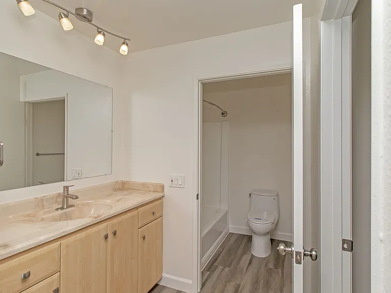 Adams Street Apartments — Photo 33