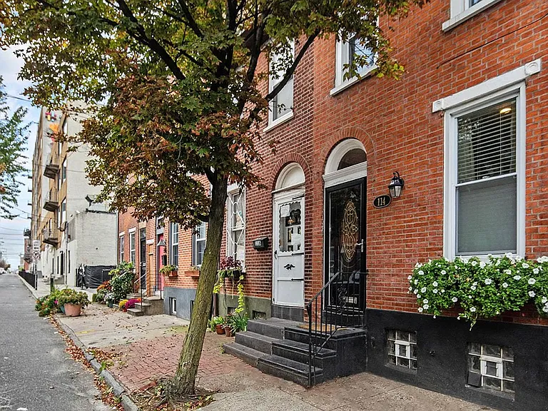 114 E Allen St — Photo 2
