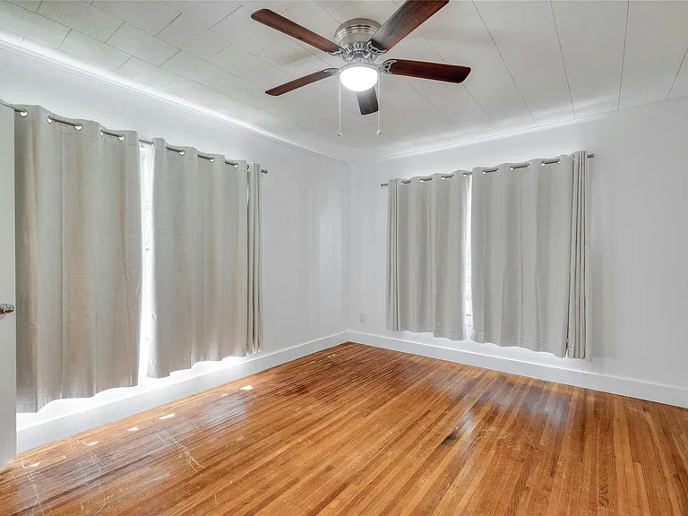511 Sloan St — Photo 15
