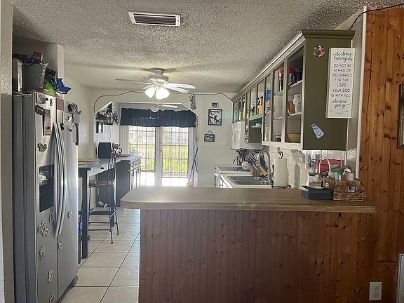Kitchen (16' 6" x 9' 10")