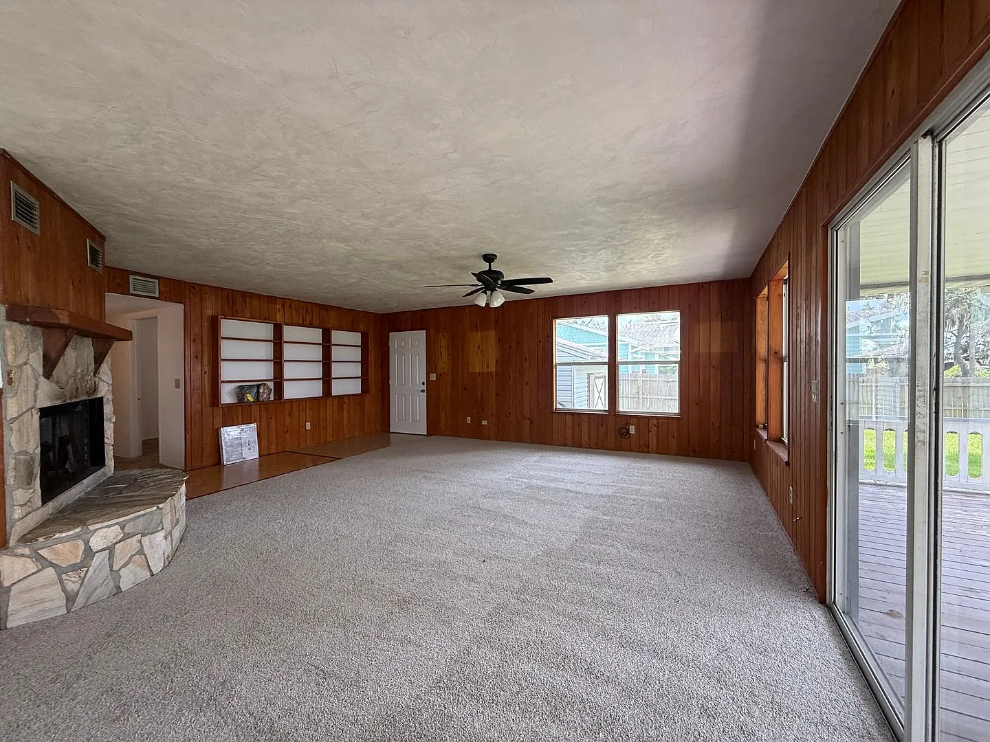 Attractive 3-bedroom, 2-bath home with river view — Photo 3