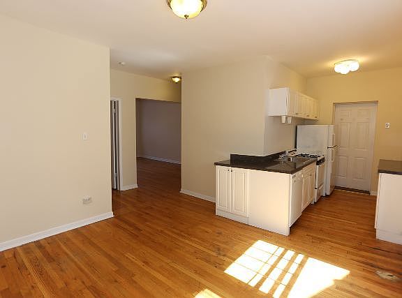 5th image of 662 W Cornelia Ave #20