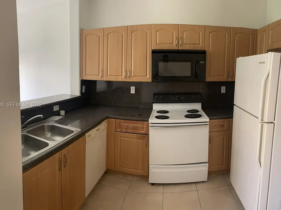 1660 SE 29th St #109-33035