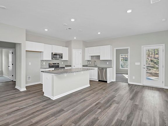 4th image of 127 Middlesex Ct