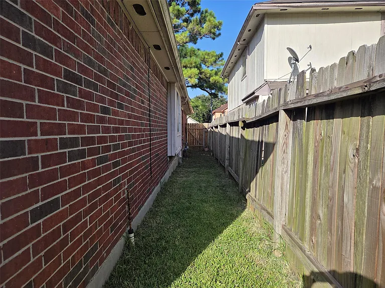 17006 Dusty Mill Dr E — Photo 38