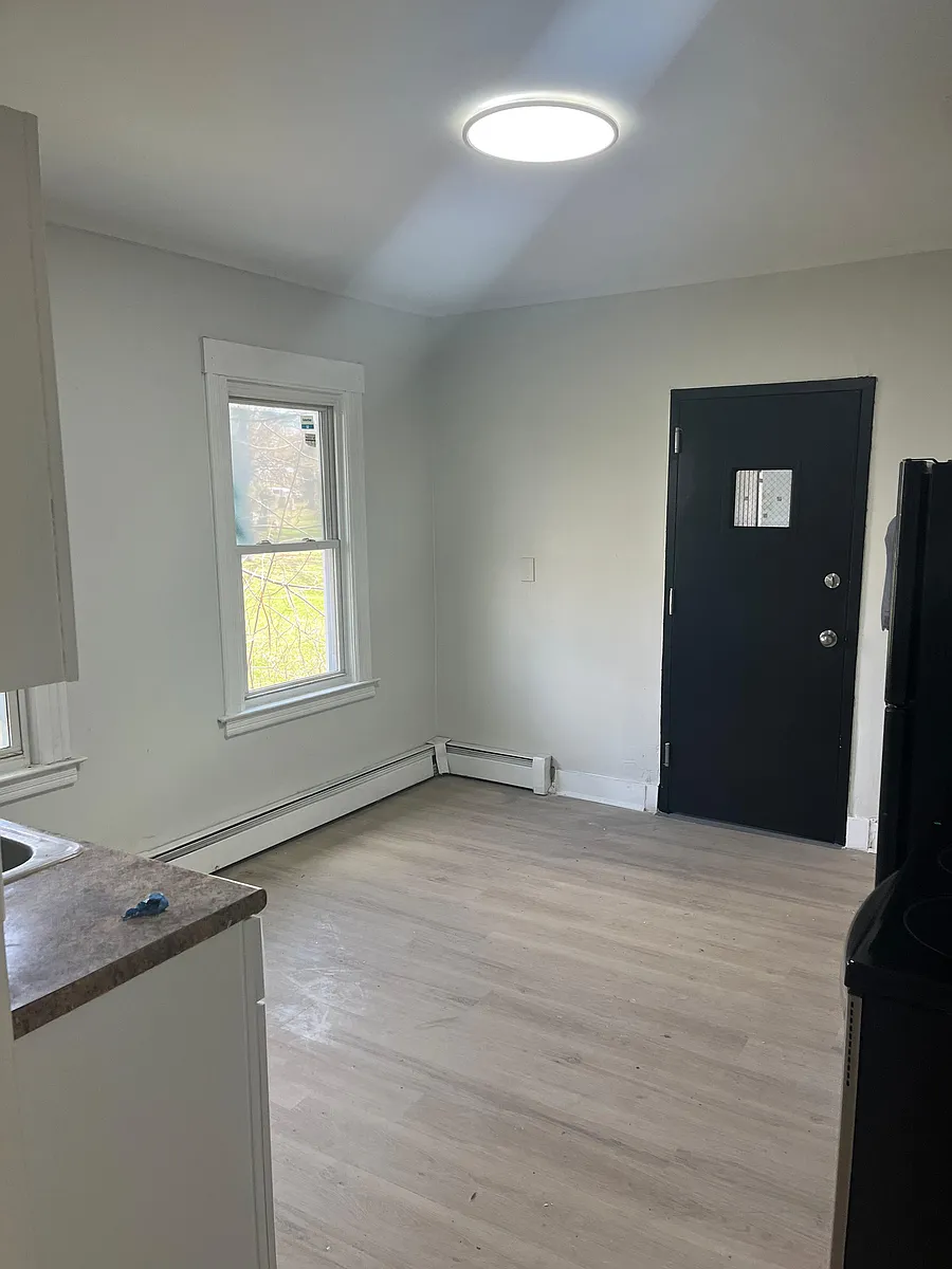 Building Photo - 190 Brook St #1