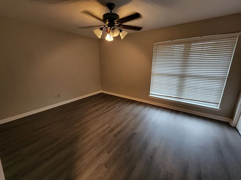 Barton Oaks Apartments — Photo 25