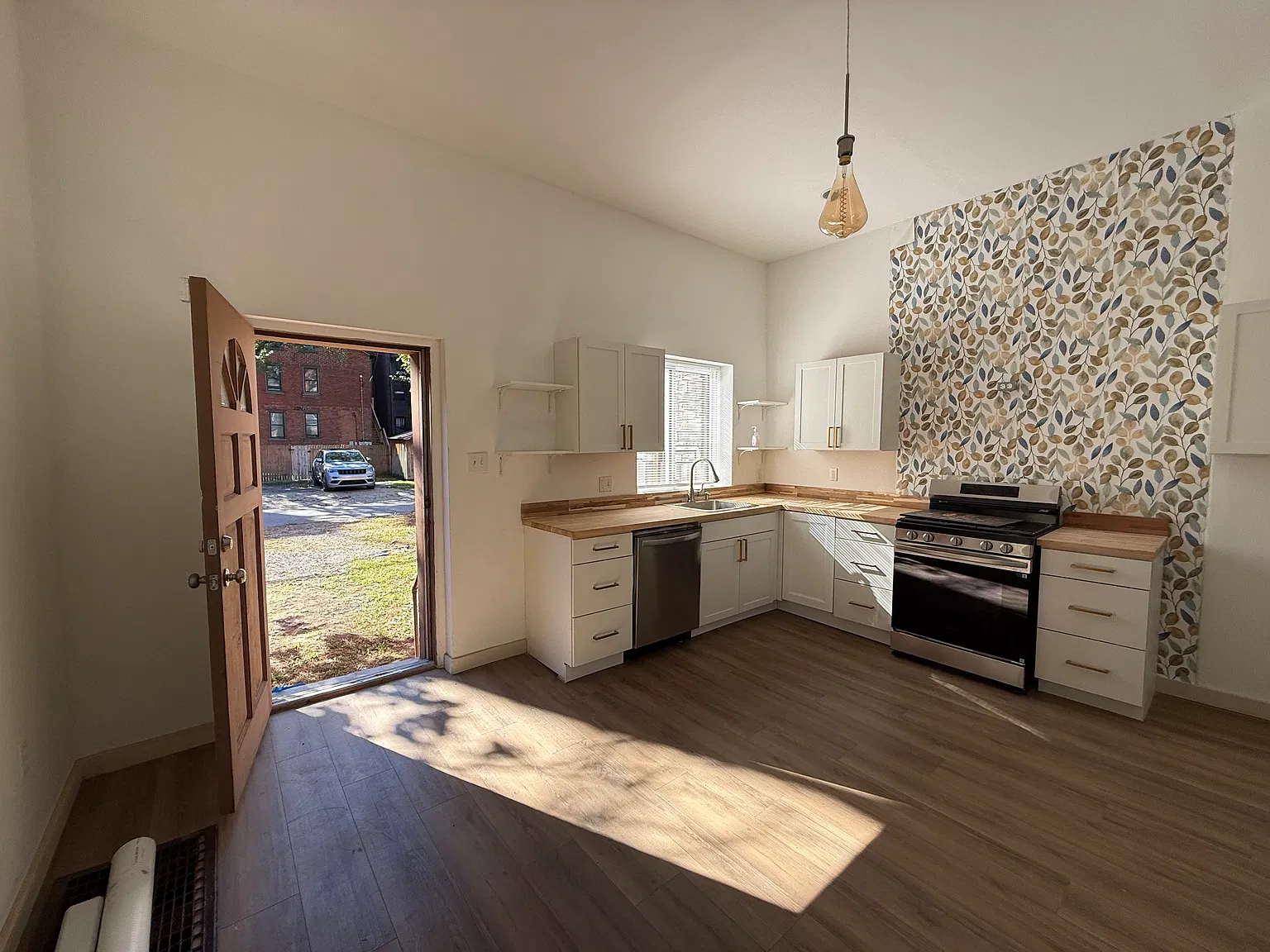 2 bed, 1.5 bath, 2000 sqft, $1,800 — Photo 4