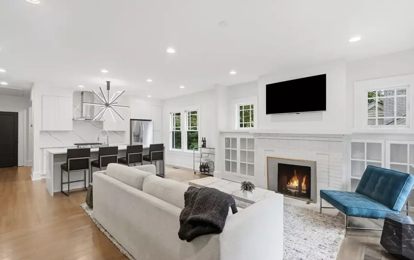 Beautiful Historic West-End Bungalow — Photo 2