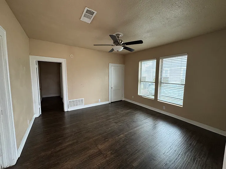 3418 S Harwood St — Photo 2