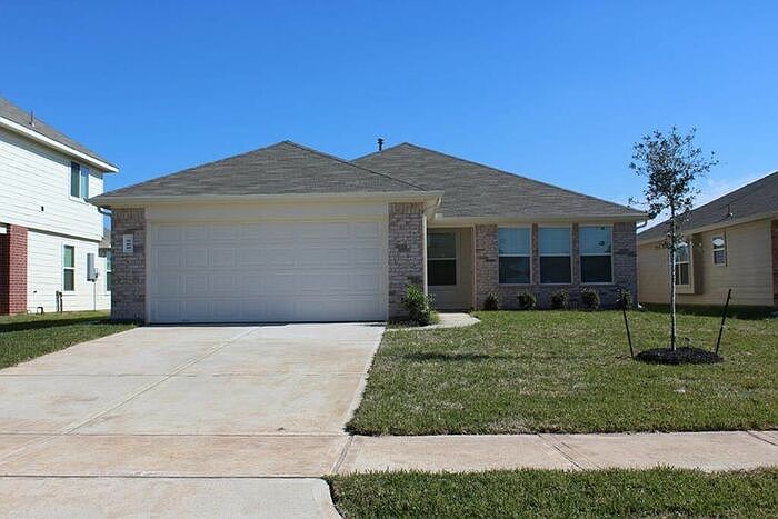 1st image of 900 Desoto Dr