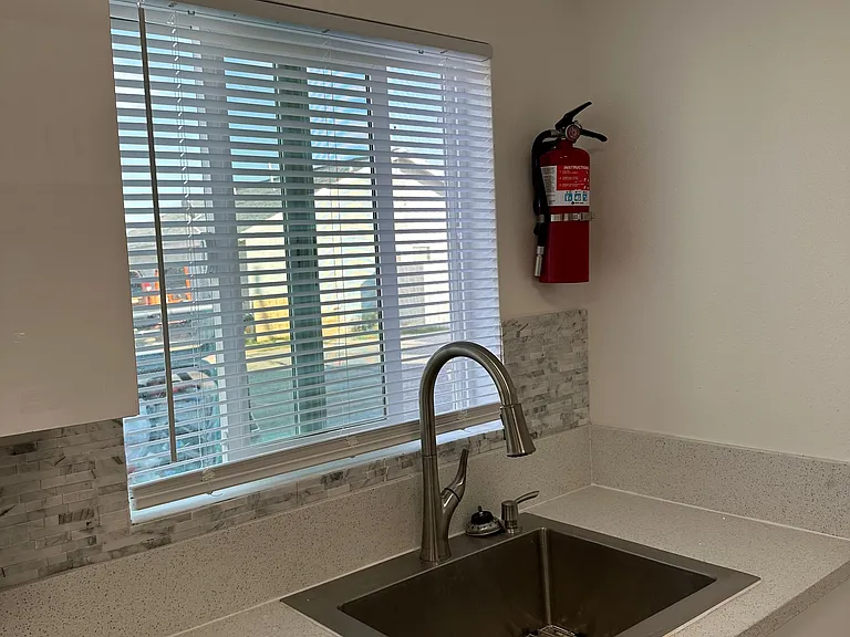 13950 Hesperia Rd #5 — Photo 16