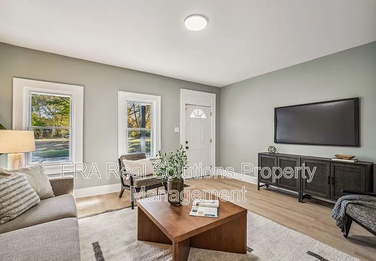105 Rodgers Ave — Photo 9